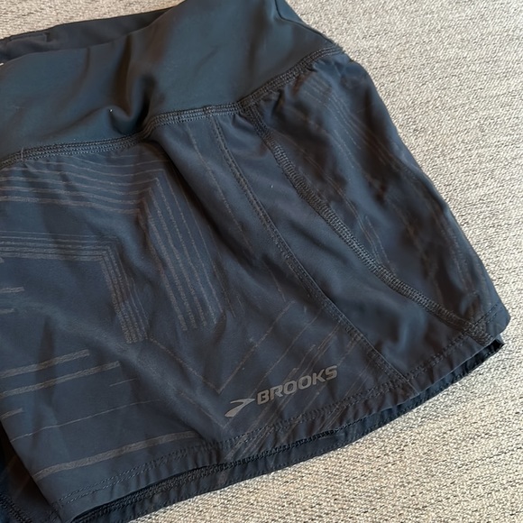 Reflective running shorts with liner and two small pockets. Great condition!! - Picture 2 of 7